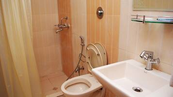 Superior Room, 1 Bedroom, Smoking | Bilik Mandi | Pancuran mandi, tuala disediakan