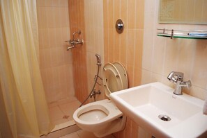 Superior Room, 1 Bedroom, Smoking | Bathroom | Shower, towels