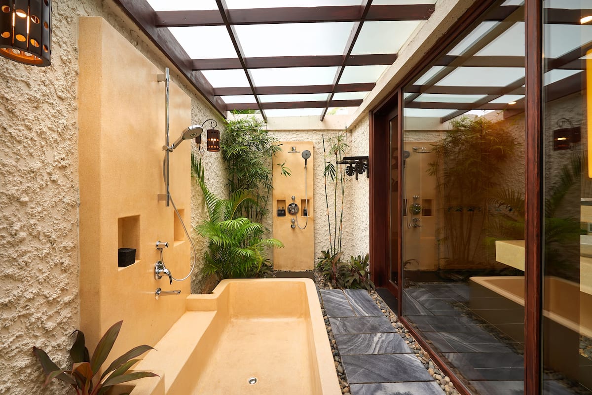 pool villa 1-bedroom ocean view | bathroom | combined shower/bathtub, deep-soaking bathtub, rainfall showerhead