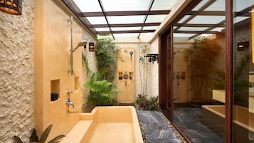Pool Villa 1-bedroom Ocean View | Bathroom | Combined shower/bathtub, deep-soaking bathtub, rainfall showerhead