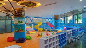 Área de juegos infantiles bajo techo