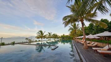 3 outdoor pools, pool umbrellas, pool loungers