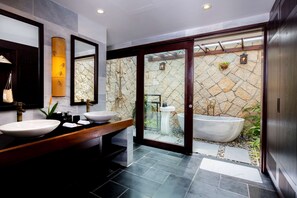 Combined shower/bathtub, deep-soaking bathtub, rainfall showerhead - Amiana Resort Nha Trang (Nha Trang)