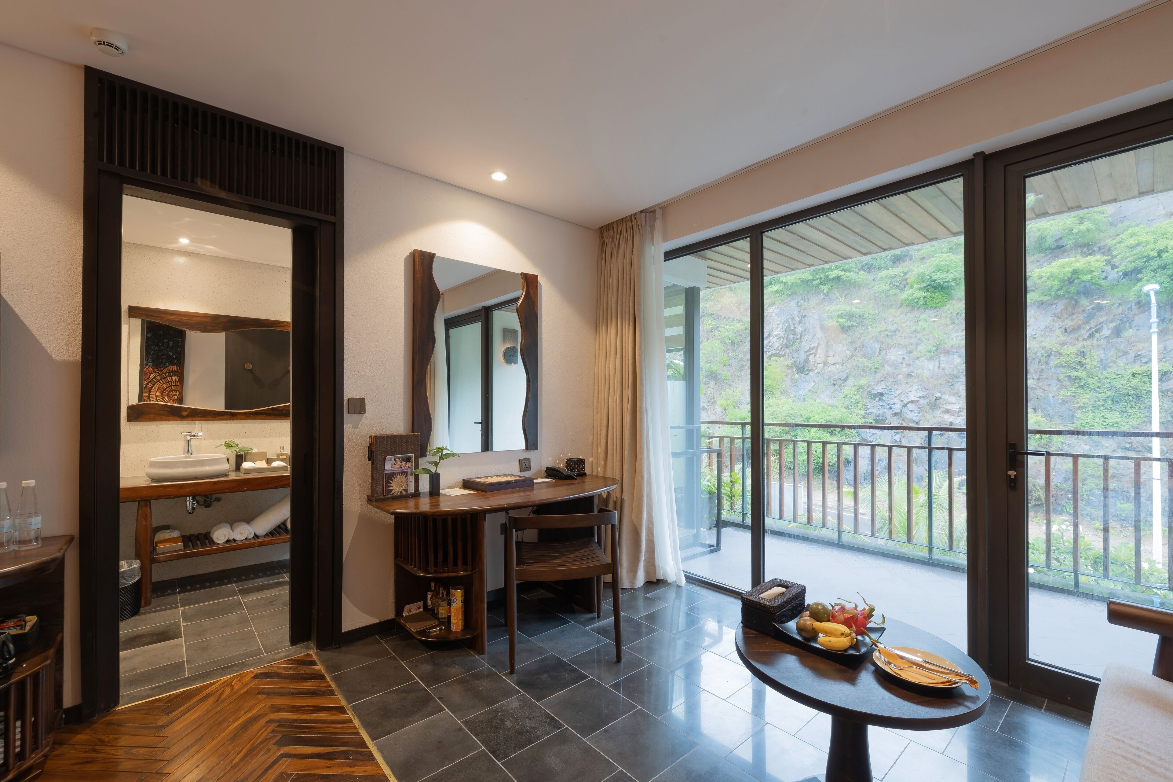 1 bedroom, premium bedding, down duvets, free minibar items