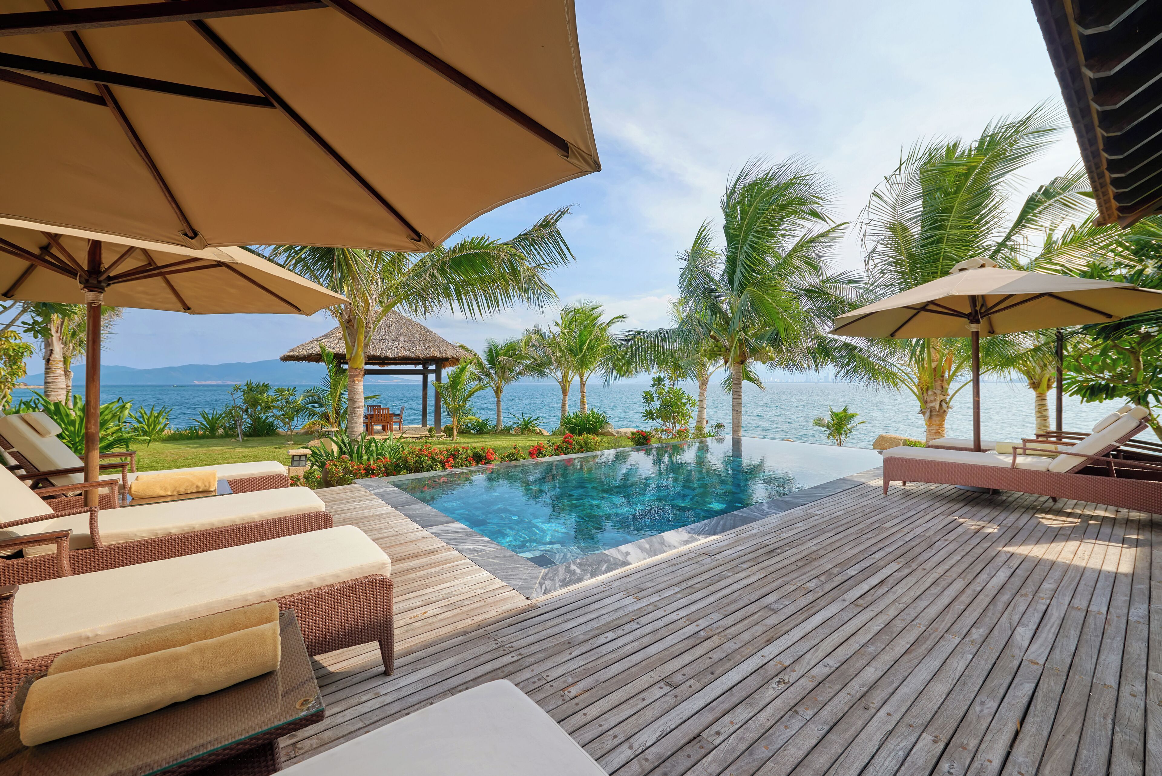 nên đặt villa Oceanfront Nha Trang hay resort Nha Trang