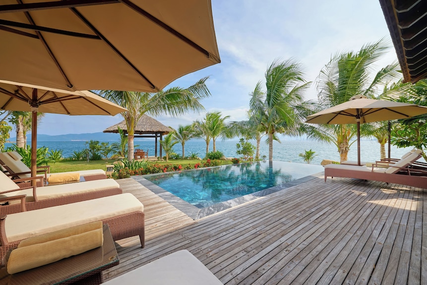 nên đặt villa Oceanfront Nha Trang hay resort Nha Trang