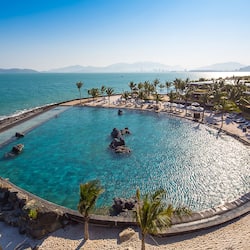 3 piscinas al aire libre, sombrillas, sillones reclinables de piscina