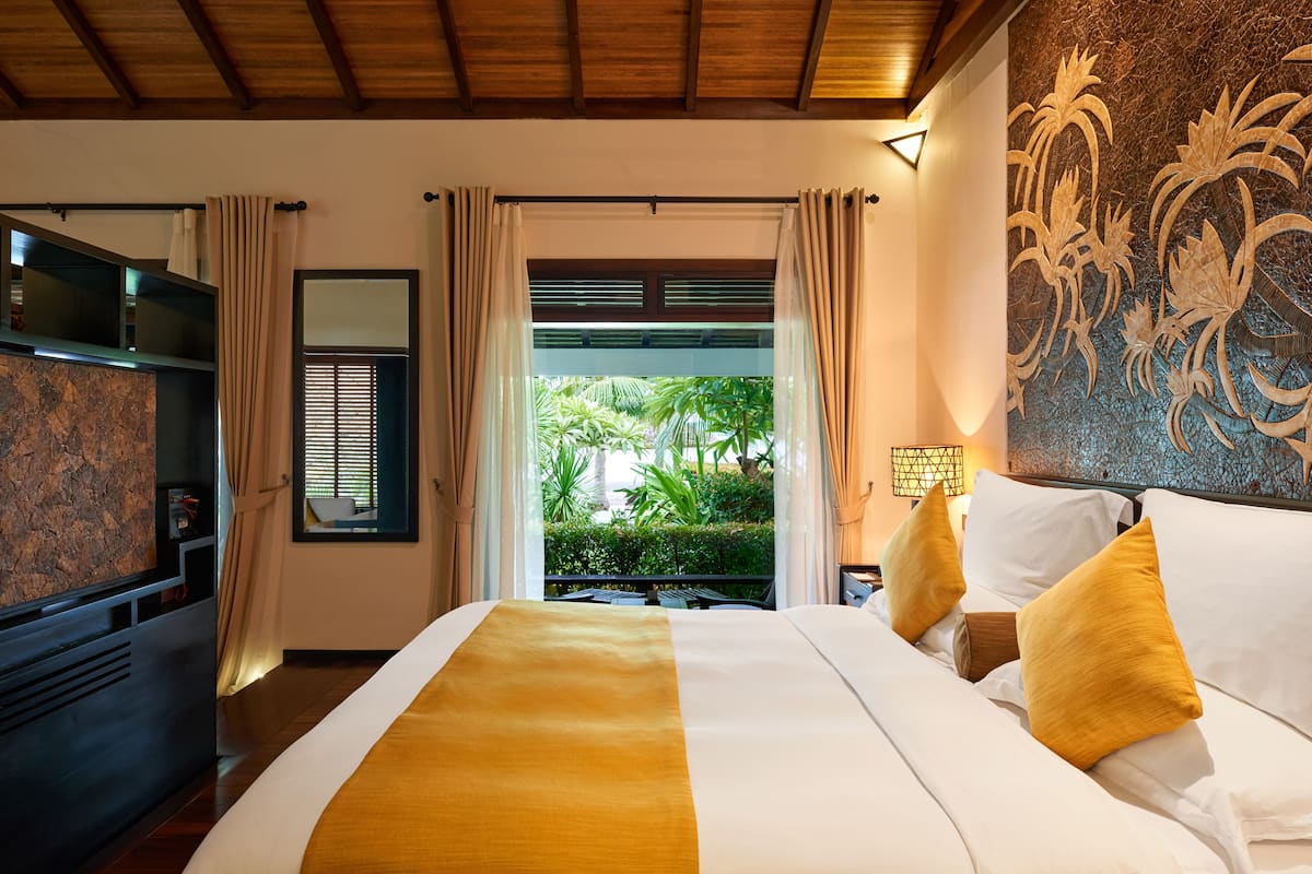 signature deluxe villa ocean view | 1 bedroom, premium bedding, down duvets, free minibar items