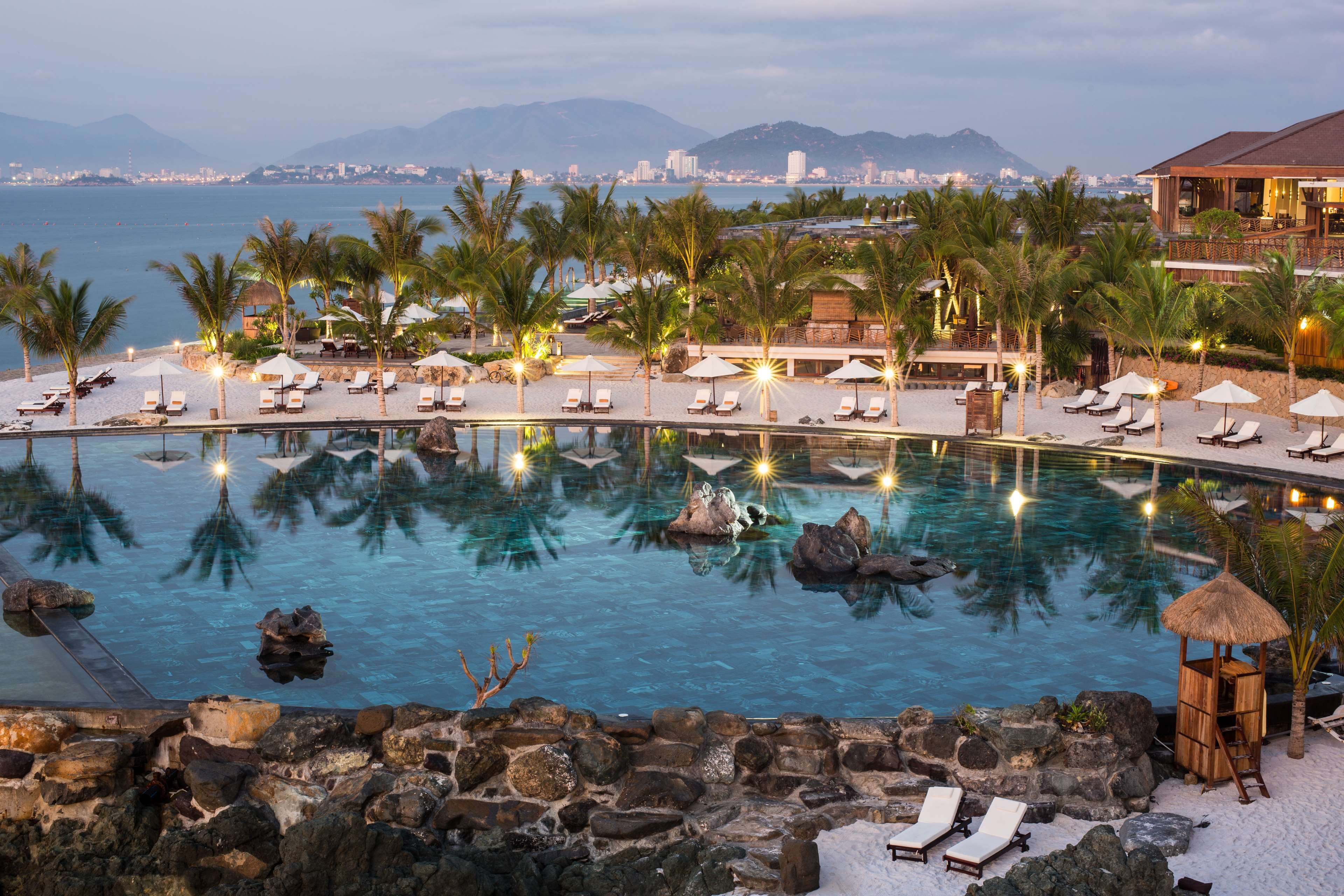 3 outdoor pools, pool umbrellas, pool loungers