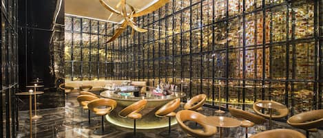 3 restaurantes; se sirve desayuno, almuerzo y cena; cocina internacional