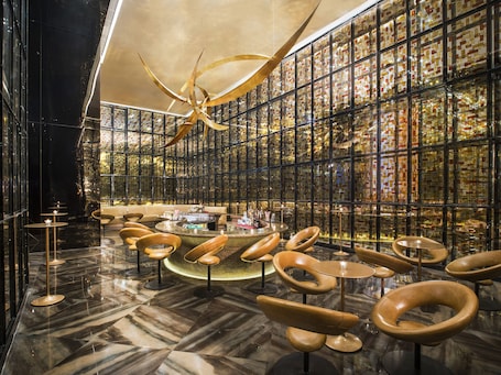 3 restaurants, breakfast, lunch, dinner served; international cuisine