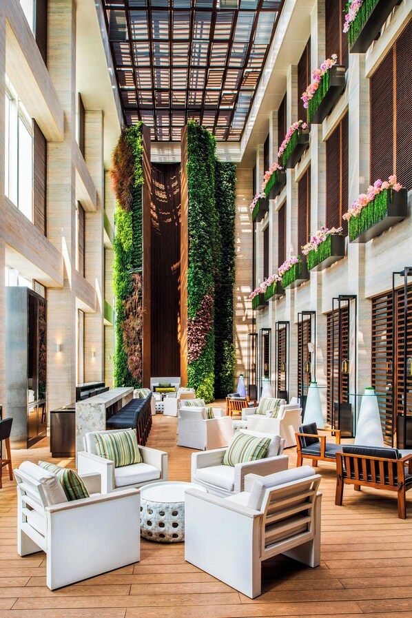 2 bars/lounges, poolside bar - W Guangzhou (Guangzhou)