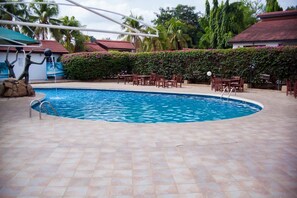 Una piscina al aire libre