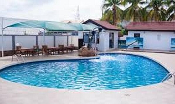 Outdoor pool - True Vine Hotel (Kumasi)