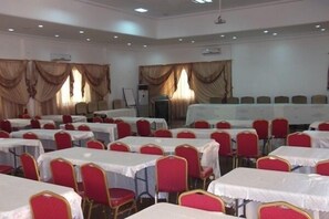 Breakfast, lunch, dinner served; international cuisine - True Vine Hotel (Kumasi)