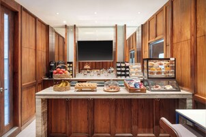 Desayuno buffet diario (USD 20 por persona)