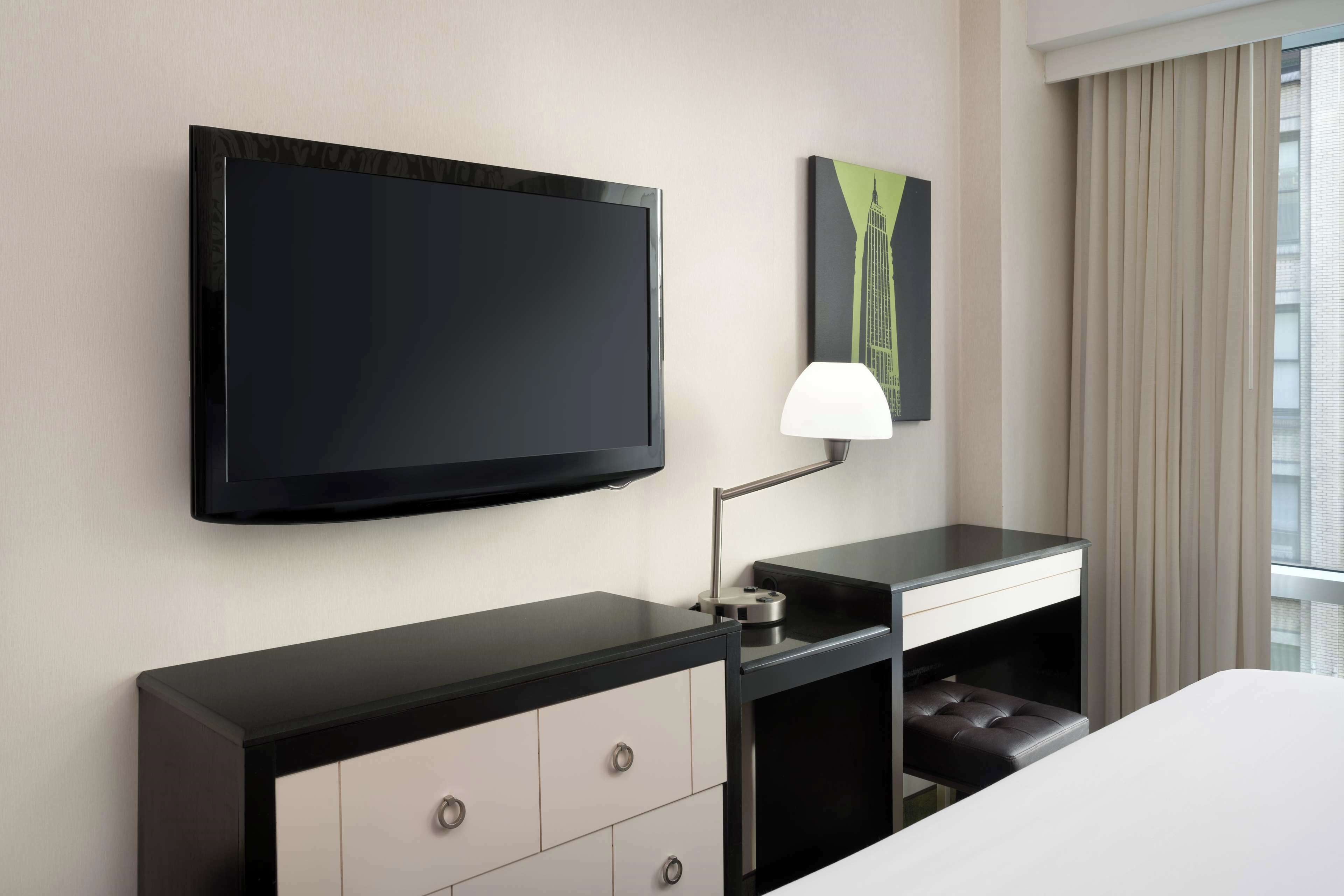 standard room, 1 king bed, non smoking | premium bedding, in-room safe, desk, blackout curtains