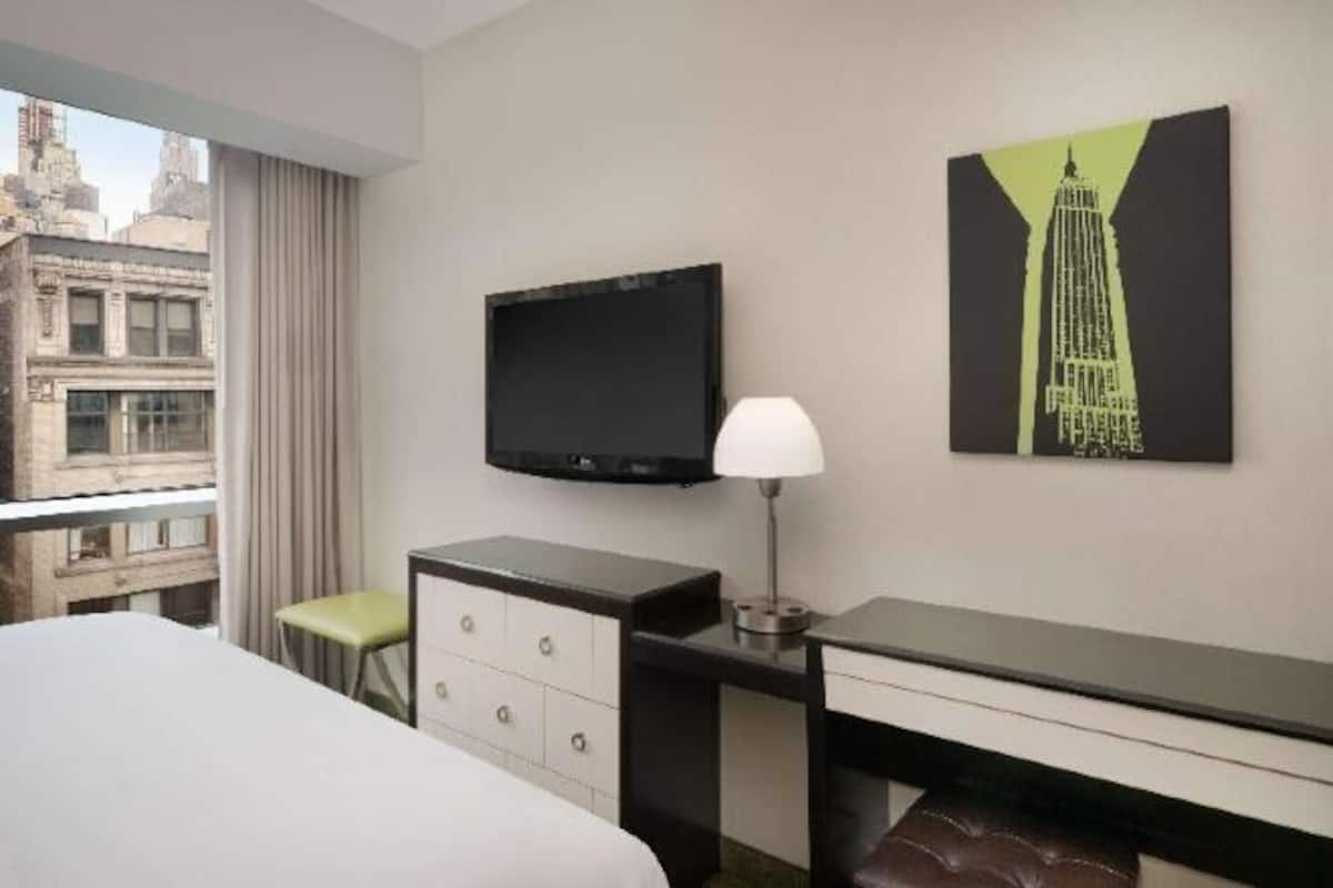 Premium bedding, in-room safe, desk, blackout curtains