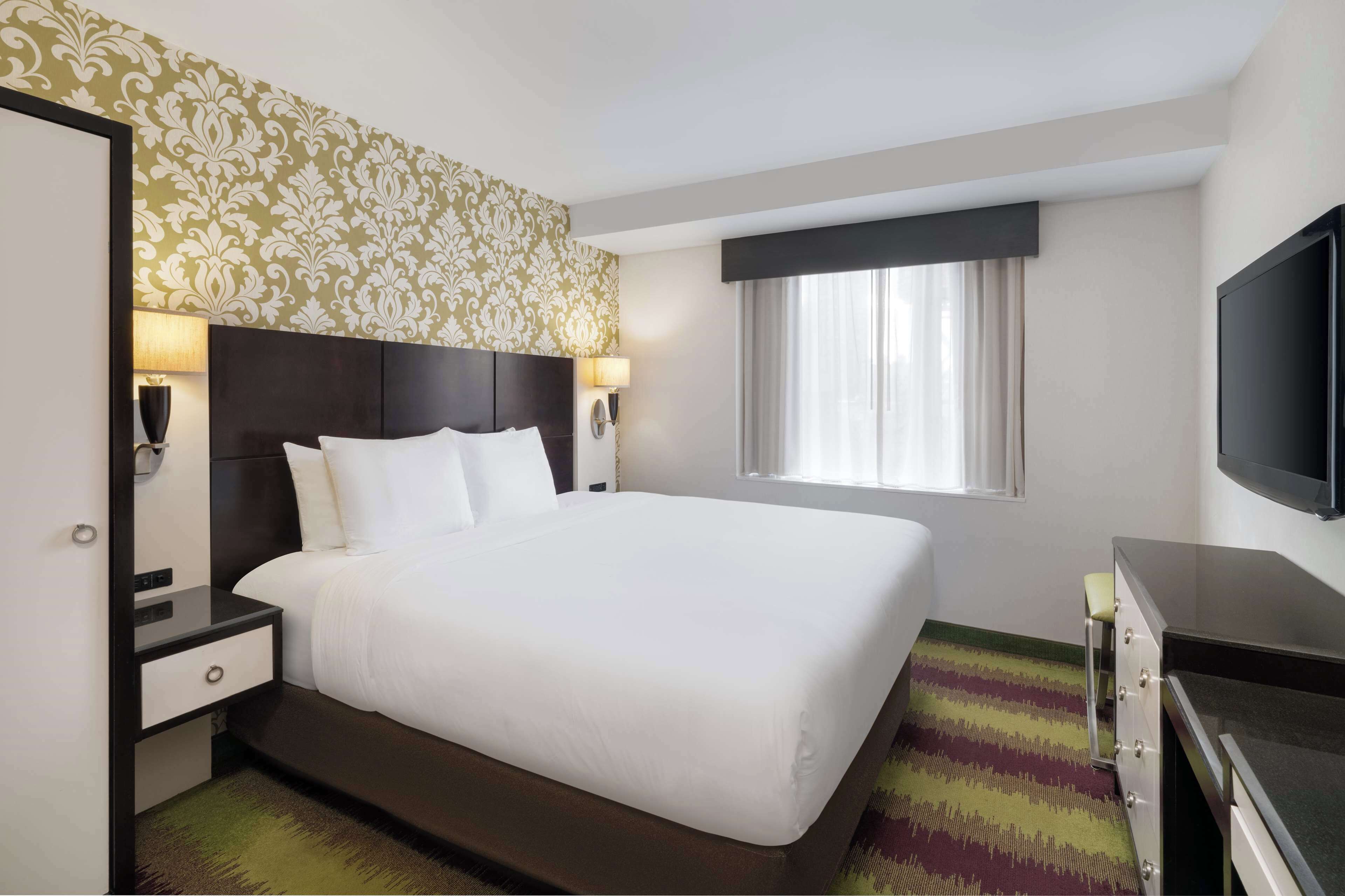 standard room, 1 king bed, non smoking | premium bedding, in-room safe, desk, blackout curtains