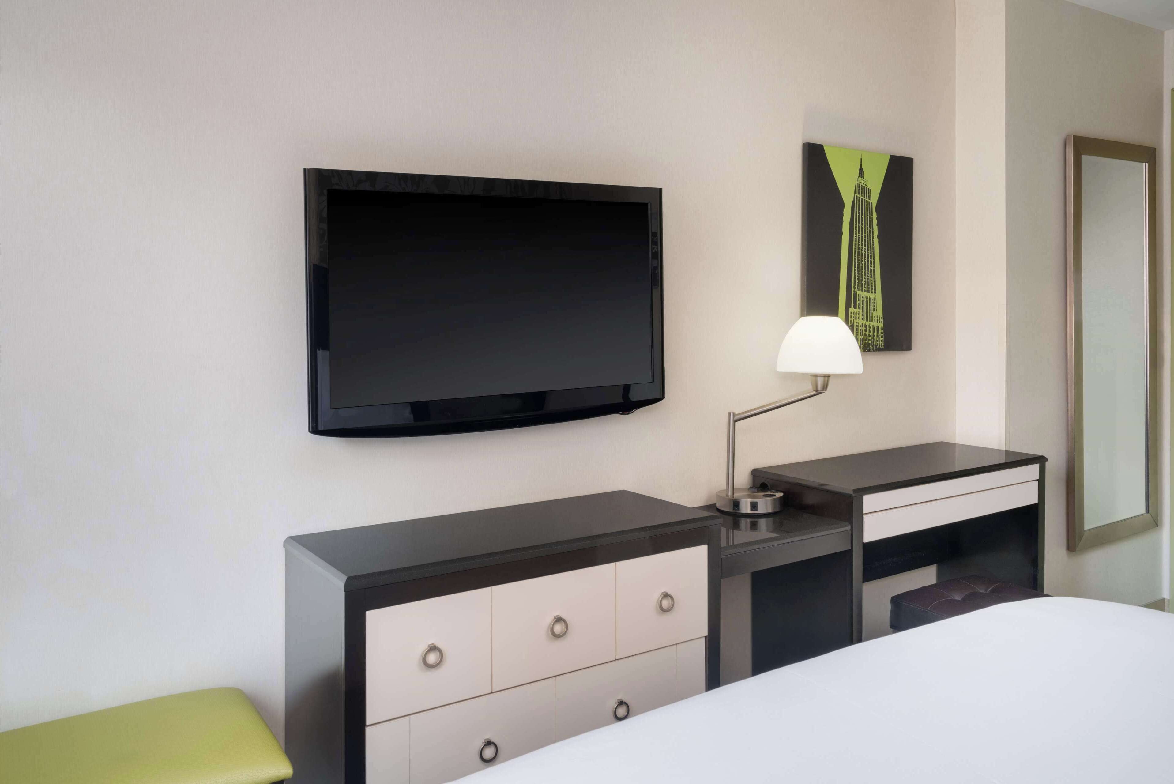 standard room, 1 king bed, non smoking | premium bedding, in-room safe, desk, blackout curtains