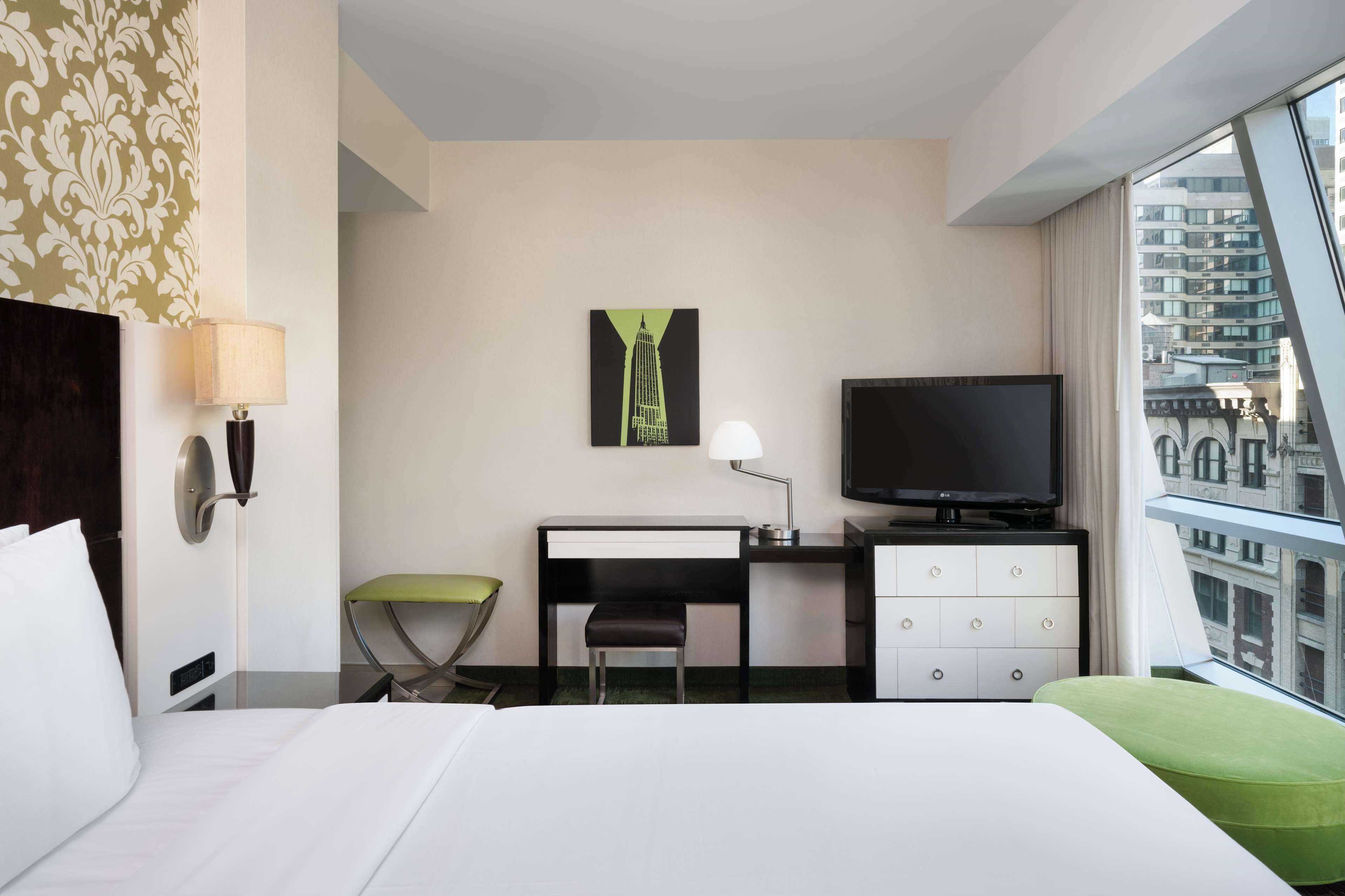 executive room, 1 king bed, non smoking | premium bedding, in-room safe, desk, blackout curtains