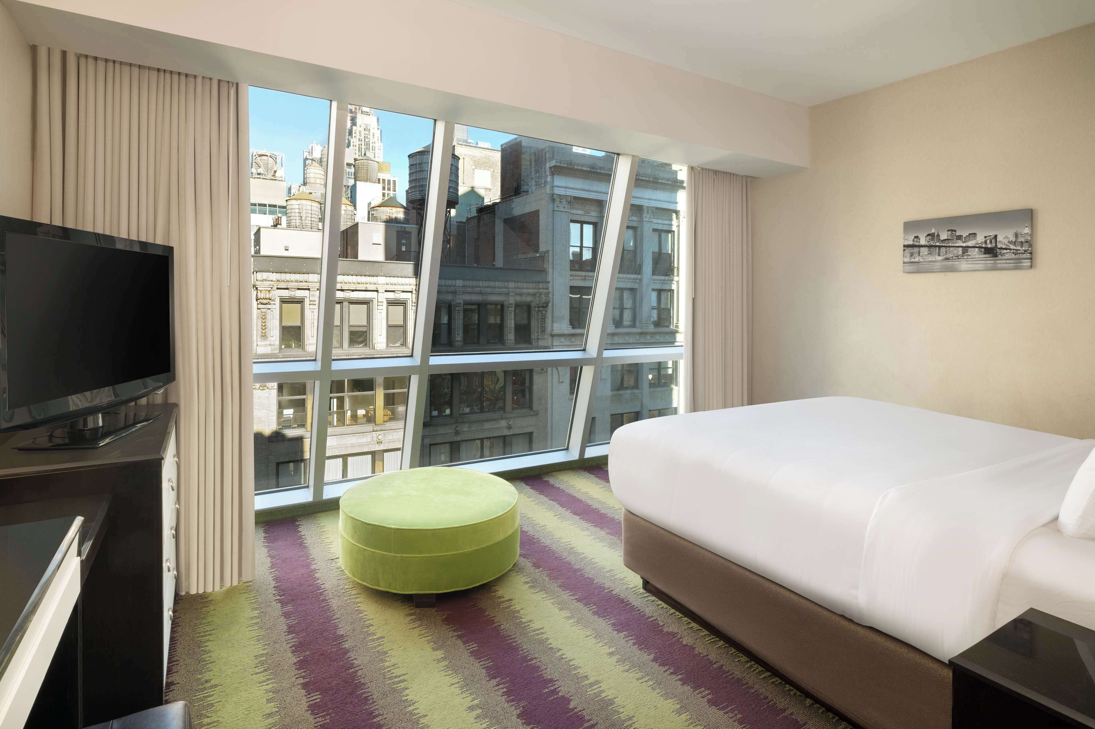 executive room, 1 king bed, non smoking | premium bedding, in-room safe, desk, blackout curtains