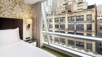 Standard Room, 1 King Bed, Non Smoking | Premium bedding, in-room safe, desk, blackout curtains