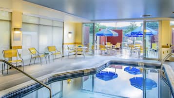 Una piscina cubierta