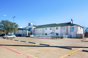 Free self parking - Motel 6 Terrell, TX (Terrell)