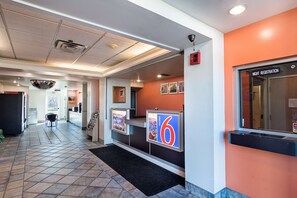 Lobby - Motel 6 Terrell, TX (Terrell)