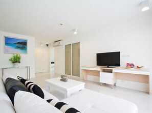 Loftsleilighet, 4 soverom | Oppholdsrom | En 32-tommers LCD-TV med kabel-kanaler samt TV