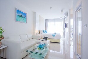 View Room | Oppholdsområde | En 32-tommers LCD-TV med kabel-kanaler samt TV