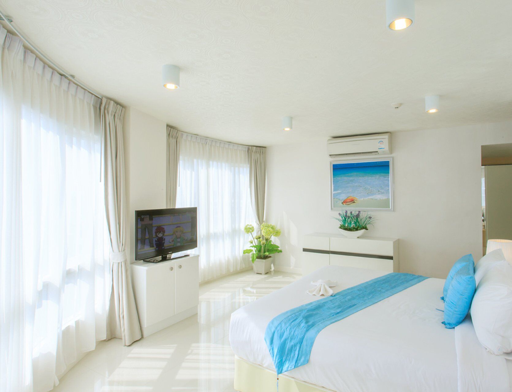 Minibar, in-room safe, free WiFi