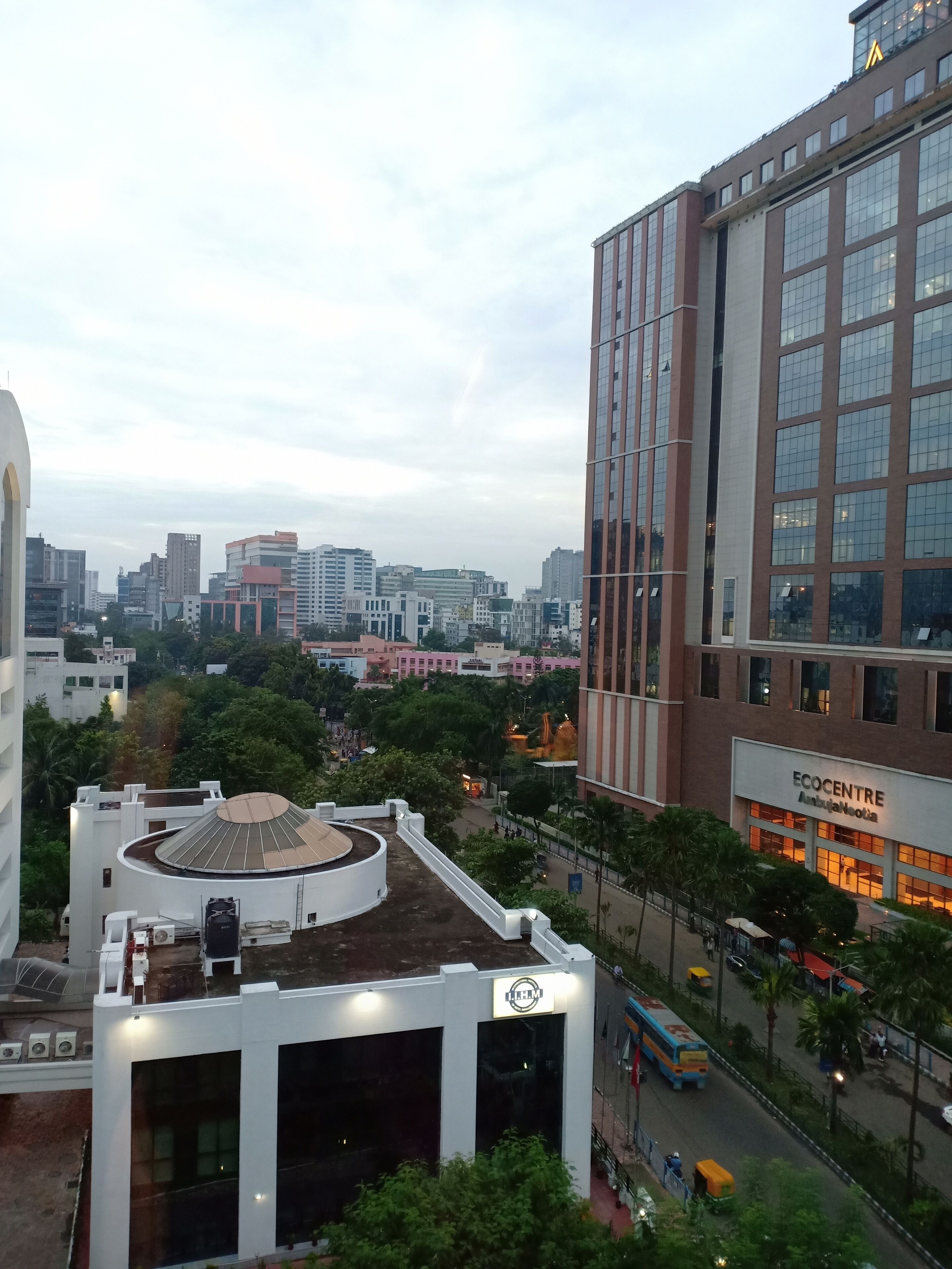 queen room on double occupancy | street view