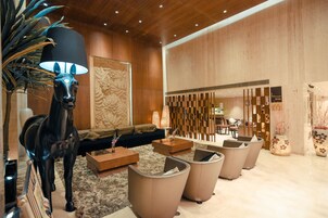 Área de estar no saguão