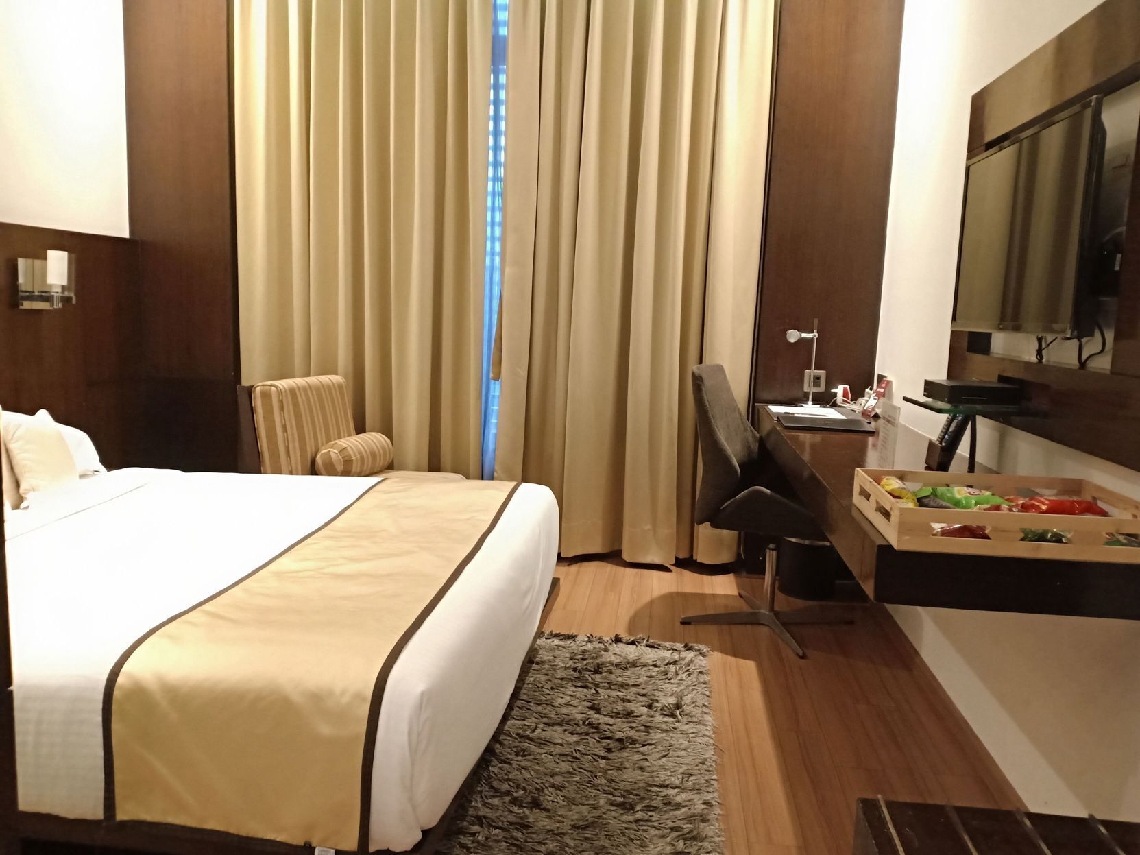 Luxe beddengoed, een minibar, een kluis op de kamer, een bureau