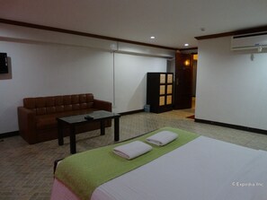 Superior Suite, 1 Queen Bed | Desk - Ecoland Suites & Inn (Davao)