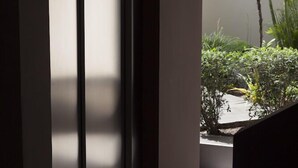 Un intérieur moderne avec une porte coulissante donnant sur un balcon agrémenté de plantes.