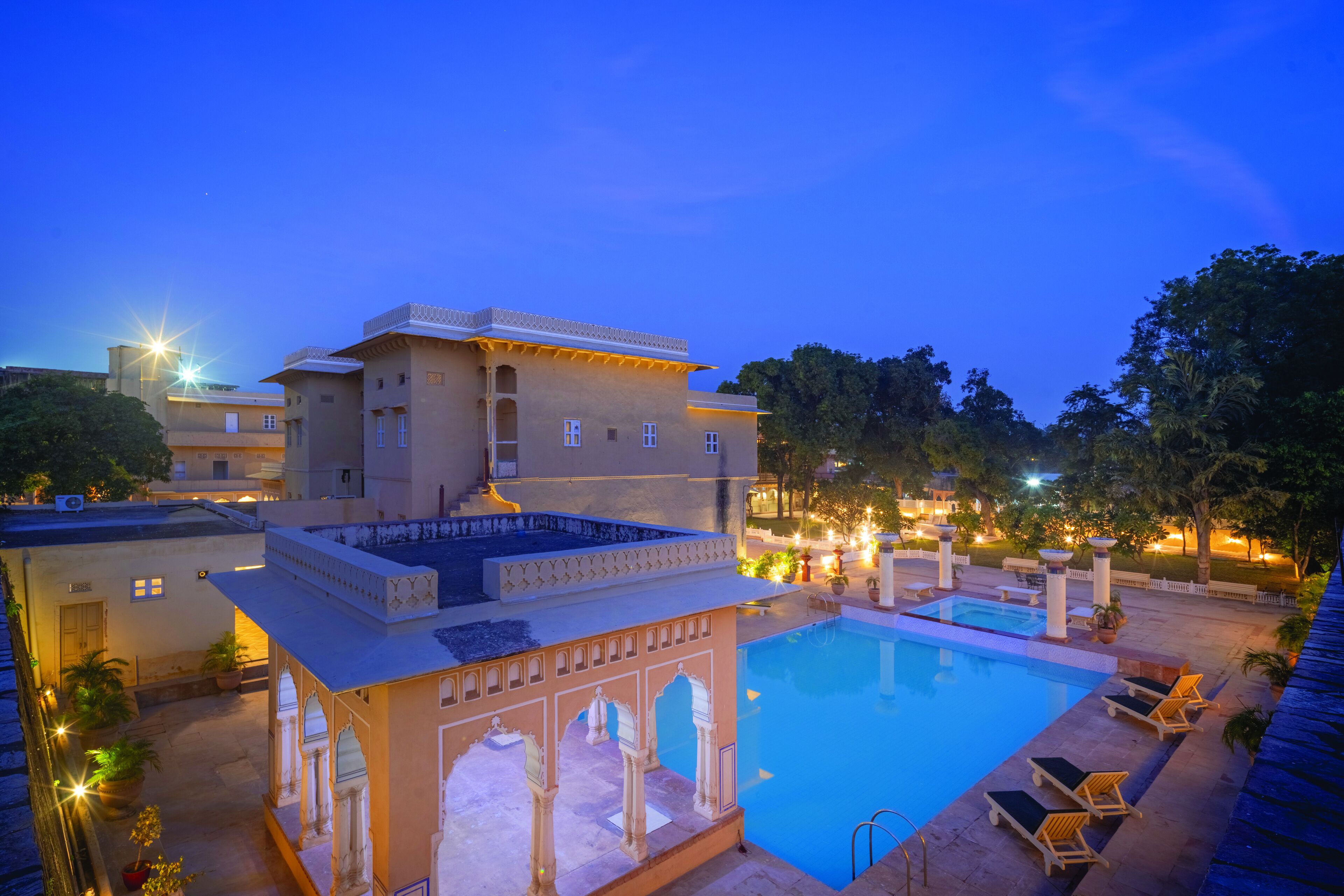 Piscina externa, funciona das 6h às 20h, espreguiçadeiras