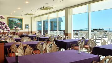 Petit déjeuner, déjeuner et dîner servis sur place