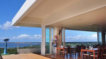 Petit déjeuner, déjeuner et dîner servis sur place