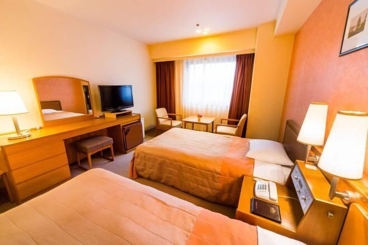 Premium bedding, in-room safe, desk, laptop workspace