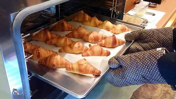 Daily buffet breakfast (JPY 2750 per person)