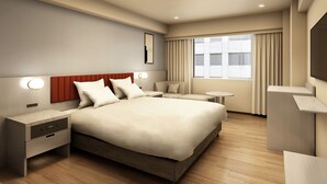Een moderne hotelkamer met een groot bed, nachtkastjes, een klein rond tafeltje en een groot raam met gordijnen.