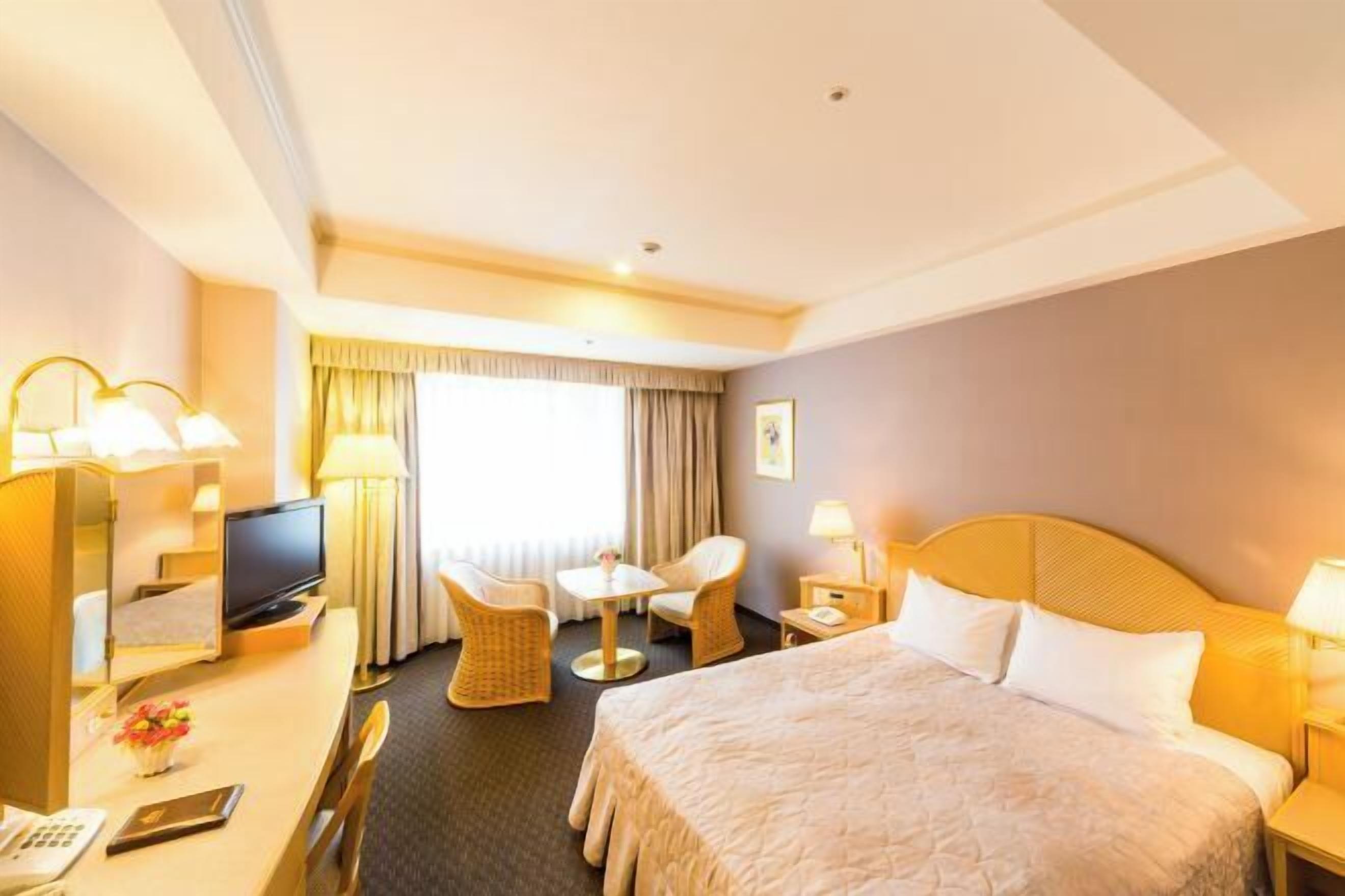 Premium bedding, in-room safe, desk, laptop workspace