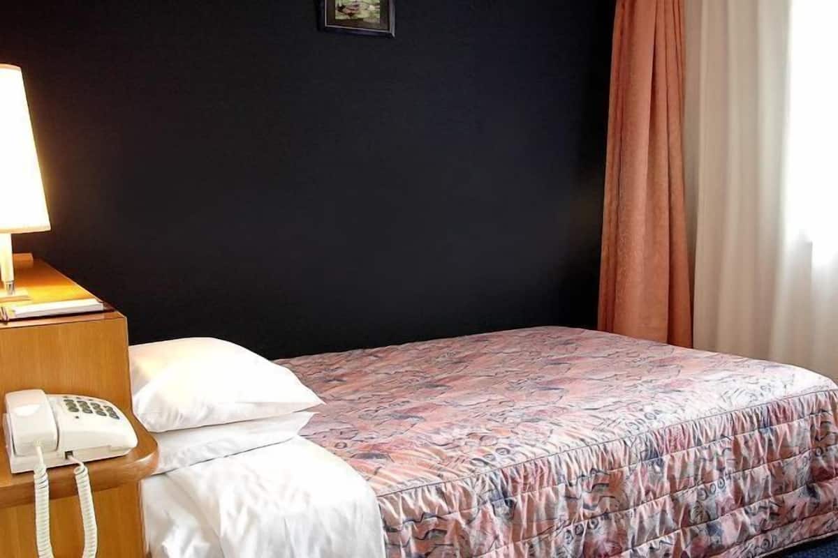 1 bedroom, premium bedding, in-room safe, desk