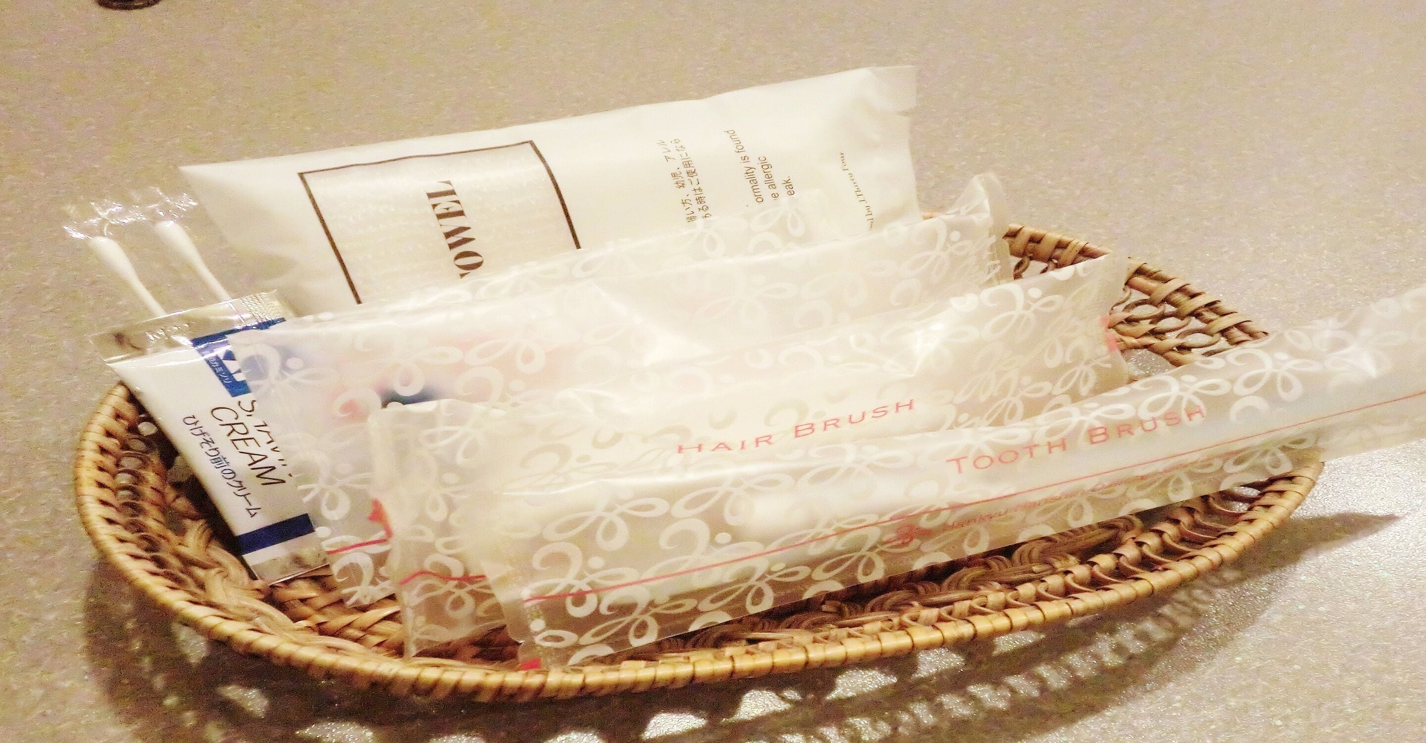 combined shower/bathtub, free toiletries, hair dryer, slippers