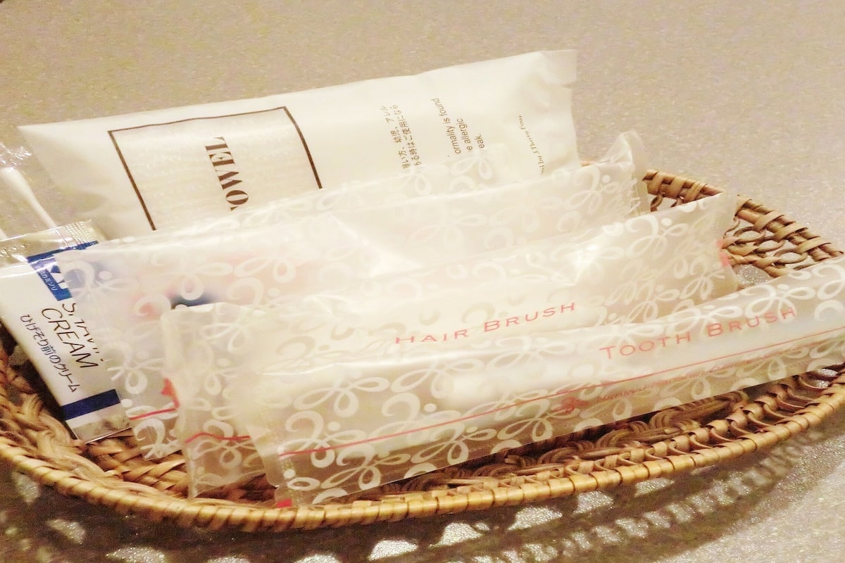 combined shower/bathtub, free toiletries, hair dryer, slippers