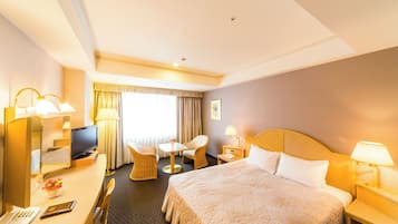 Premium bedding, in-room safe, desk, laptop workspace