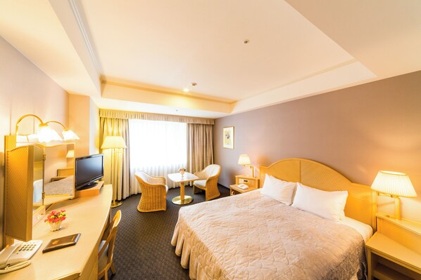 Premium bedding, in-room safe, desk, laptop workspace